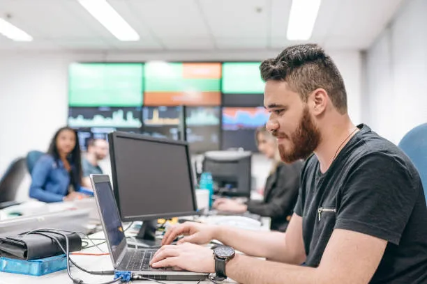 Студент IT-школы работает за ноутбуком